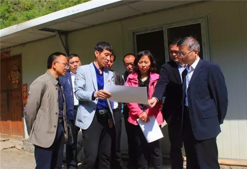 O segundo grupo do parque, Huang Zong, explicou o plano de trabalho do doce área de plantação de batata para os líderes do governo do condado.
